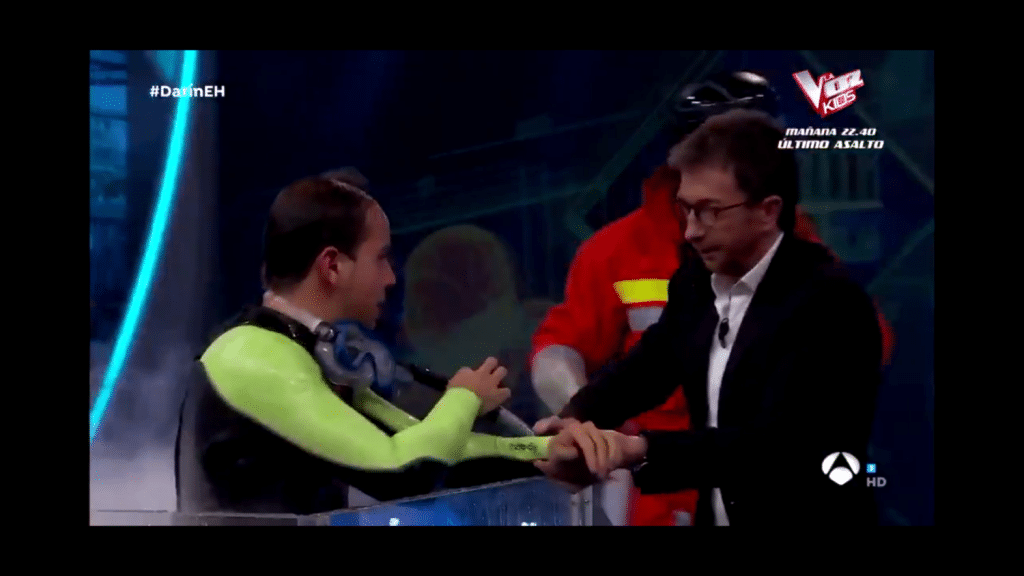 Tremendo Susto En El Hormiguero Un Experimento Salio Mal Y Pablo Motos Salva Del Fuego A Un Colaborador Television Cope Google Chrome 21 02 2023 10 11 23