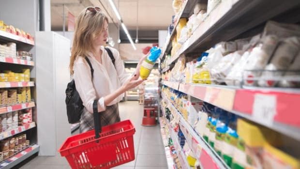 Los únicos alimentos que se pueden comer caducados, según la OCU