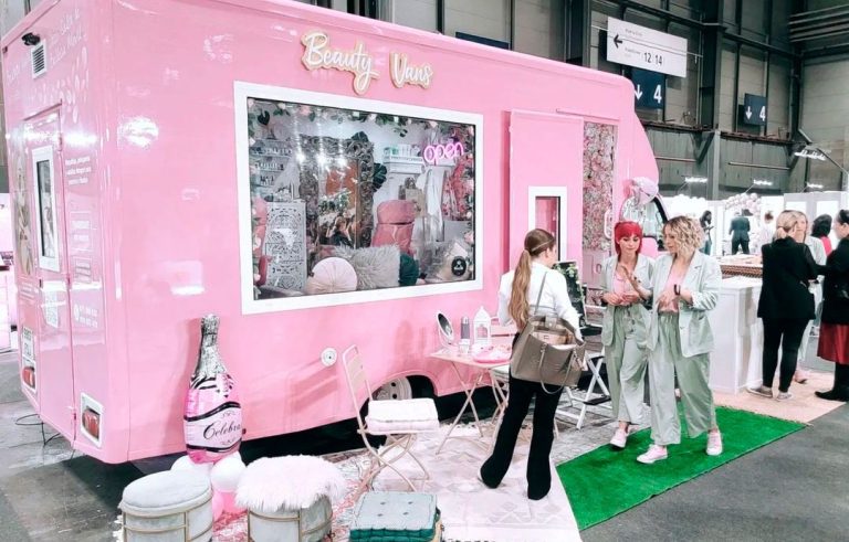 Beauty Vans, la cadena de estética a domicilio, comienza a franquiciar con sus espectaculares furgonetas