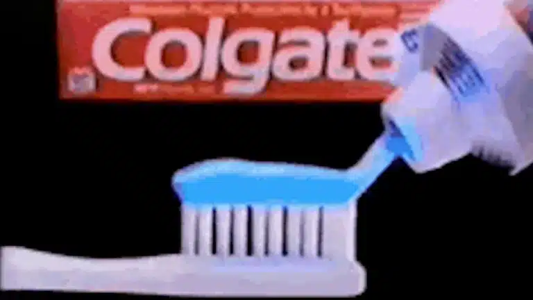 El primer tubo de pasta de dientes lo sacó la marca Colgate.