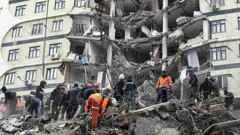 Así son los equipos de rescate que han acudido al terremoto de Turquía