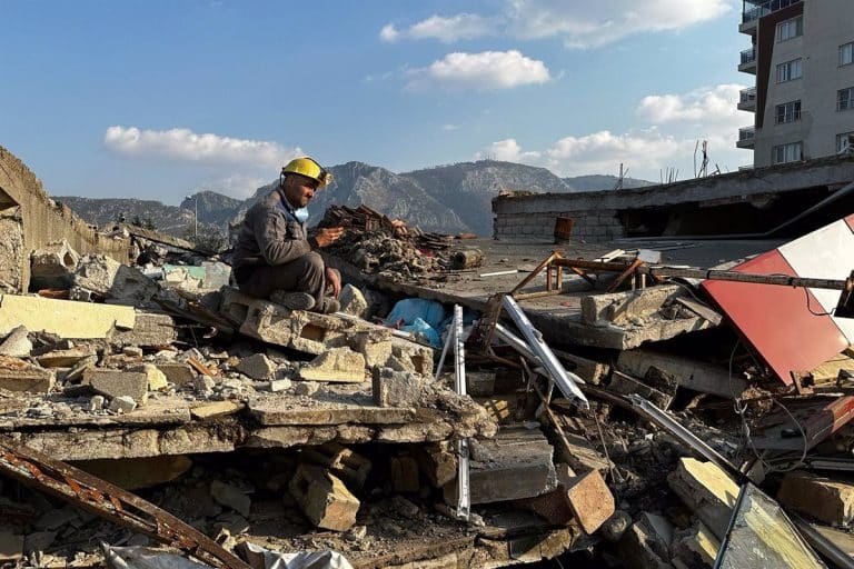 Emel Atici (Tierra Amarga) se convierte en el «rostro» del terremoto de Turquía