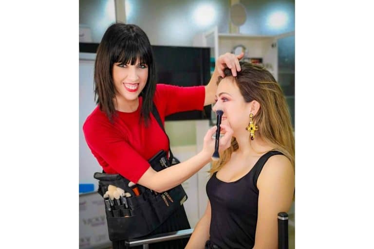 ¿Qué beneficios aporta el hacer de forma presencial los cursos de estética profesional y maquillaje con Vicky Moraleda?