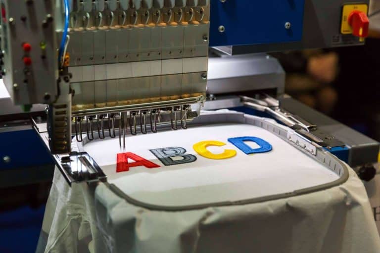Conocer las ventajas de la personalización de bordado para uniformes laborales de la mano de LT Distribuidora