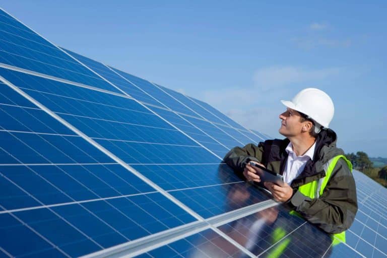 Rentabilizar el espacio poniendo placas solares en un solar