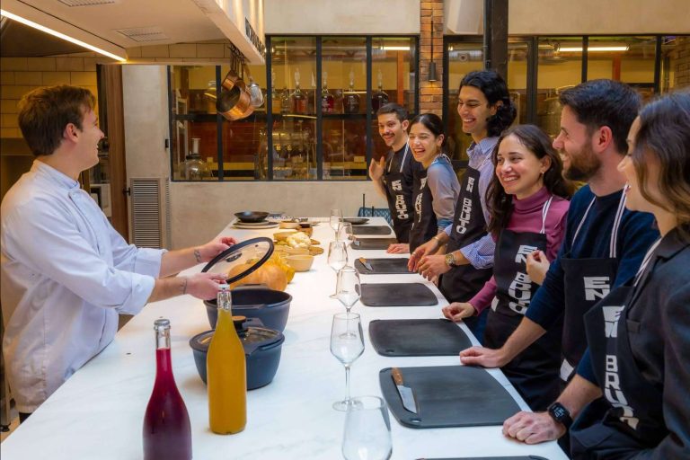 El Grupo Lamucca inaugura los cursos de cocina de En Bruto, su nuevo espacio gastro en Salesas