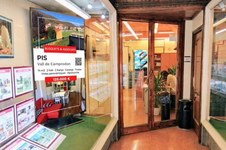 Razones por las cuales utilizar un escaparate digital en un negocio, por LK Bitronic