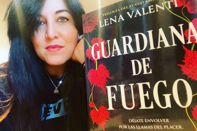 Lena Valenti, la escritora bestseller badalonense, presenta su sorprendente trilogía del ‘Fuego Sagrado’