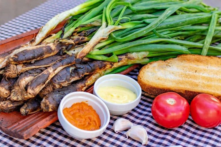 Comer calçots esta temporada, en el restaurante de la Barceloneta Pasa Tapas