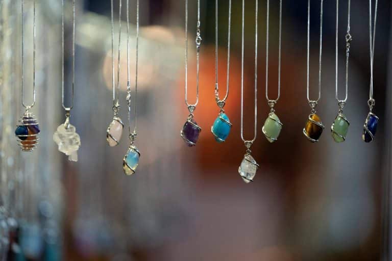 Tierra de Gemas y sus collares de piedras naturales que son sinónimo de belleza y protección