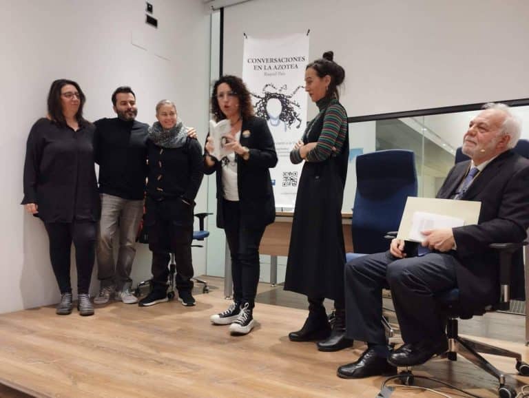 ‘Conversaciones en la azotea’, el poemario Raquel Paiz donde muestra su mundo interior y emocional