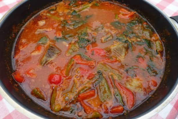 Ingredientes para hacer arroz caldoso con alcachofas
