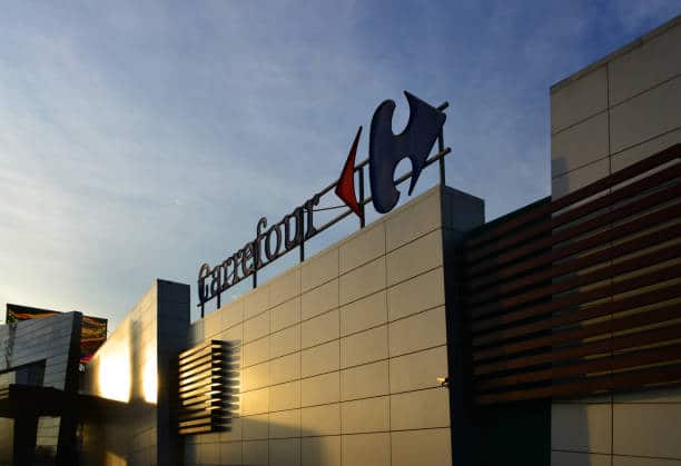 Un cliente de Carrefour compra un paquete de huevos y al abrirlo se queda de piedra