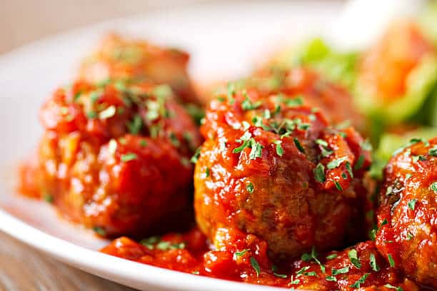 Ingredientes para hacer las albóndigas con salsa