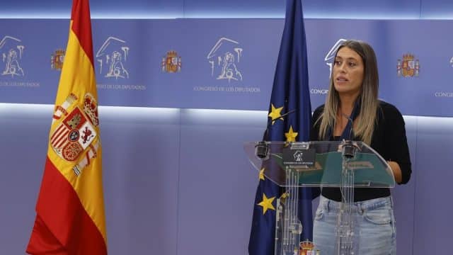Quién es Miriam Nogueras, la diputada de Junts que aparta la bandera de España