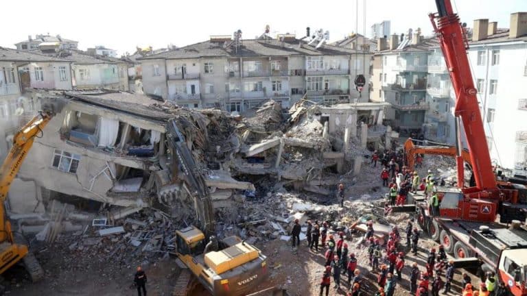 Bomberos de Madrid completan su primera noche en Turquía y trabajan para rescatar a un superviviente de los terremotos
