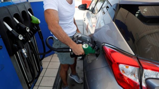 La OCU te ayuda en tu economía: así puedes ahorrar en gasolina para esta Semana Santa