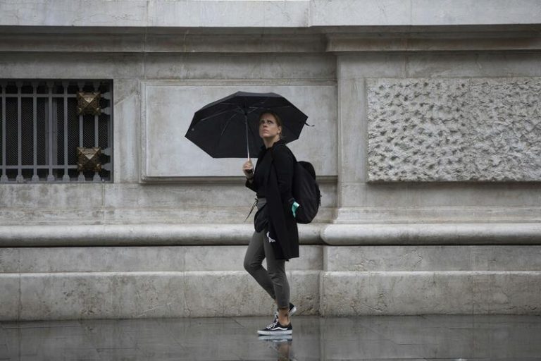 Los cielos nubosos y precipitaciones predominarán durante el lunes, y se prevé una subida de las temperaturas mínimas