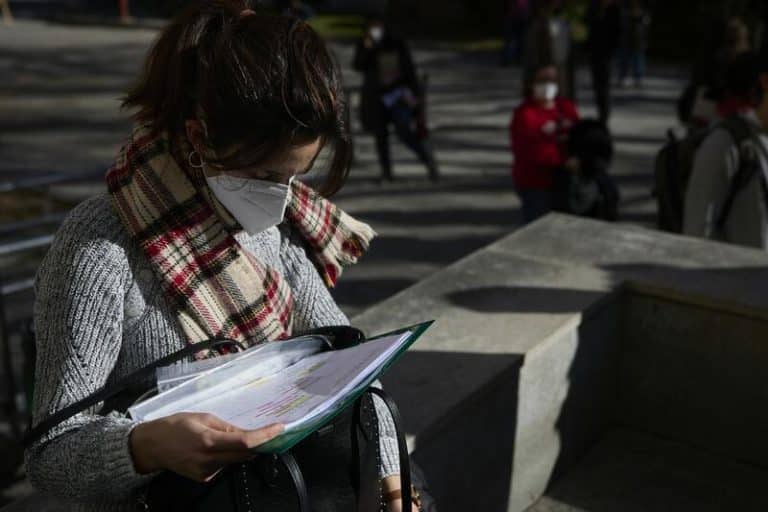Un informe propone penalizar las respuestas en blanco del MIR porque las mujeres se arriesgan menos al contestar