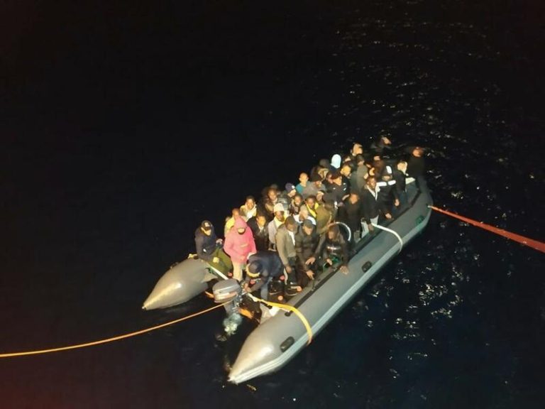 Rescatan a 158 migrantes a bordo de tres pateras en aguas de Fuerteventura y Lanzarote en las últimas horas