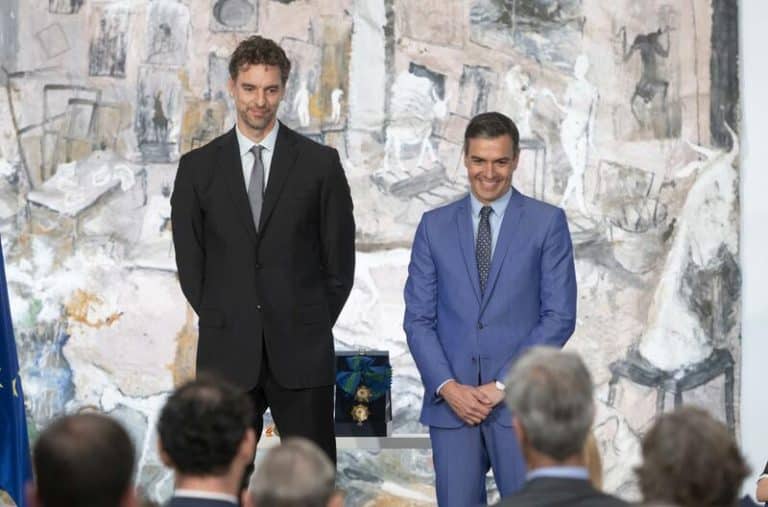 Sánchez felicita a Pau Gasol tras retirar Los Lakers su camiseta: «Leyenda del deporte y del baloncesto»
