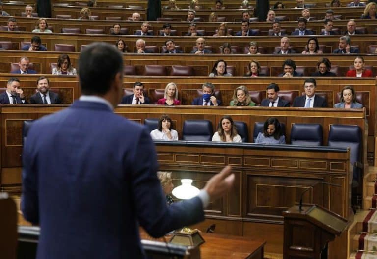Gamarra asegura que el Gobierno «no puede llamarse feminista» y Sánchez alude a la foto de Feijóo con un narco
