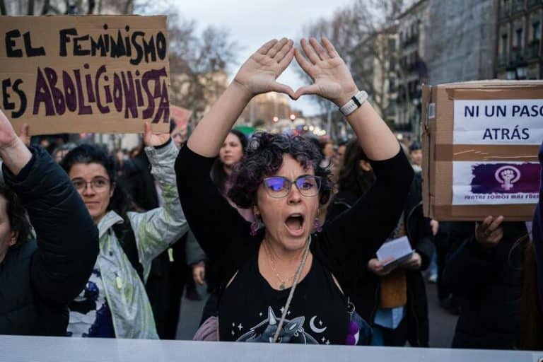 Miles de mujeres recorren la calle Atocha al grito de «Irene Montero dimisión» y «abolición de la prostitución»