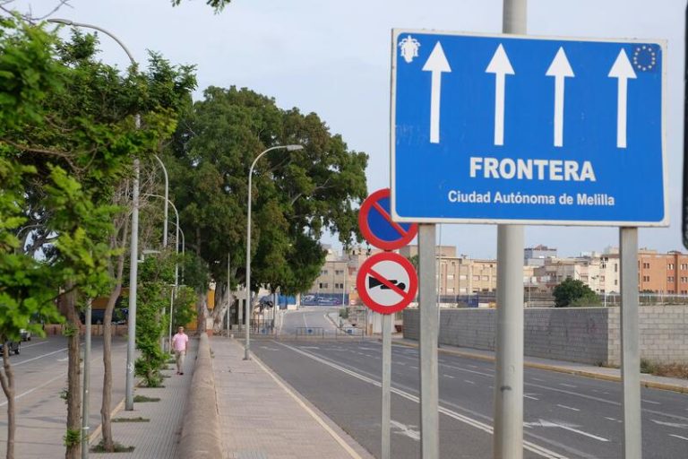 Marruecos deja de sellar el pasaporte a españoles y marroquíes que cruzan la frontera de Melilla, según una plataforma