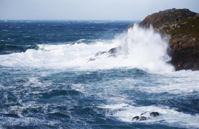 El viento y el oleaje ponen en riesgo a cinco provincias en una jornada marcada por las lluvias en el oeste de Galicia