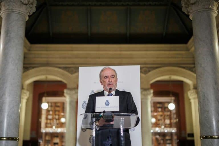 El director de la RAE afirma que trabajan para «evitar la creación de dialectos digitales» que no se entiendan