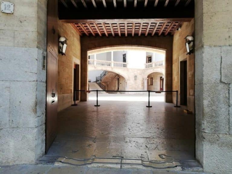 Un profesor y su alumno se enfrentan a 10 años de cárcel por obtener ilegalmente ayudas públicas en Baleares
