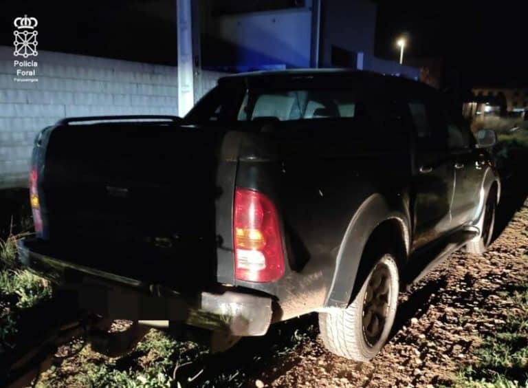 Un hombre se salta un control y abandona un remolque cargado con 22 perros en Navarra