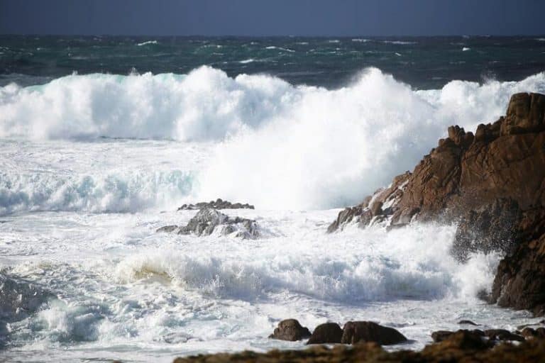 Las costas del norte, con riesgo importante por olas de hasta 7 metros y Canarias por calor, viento y calima