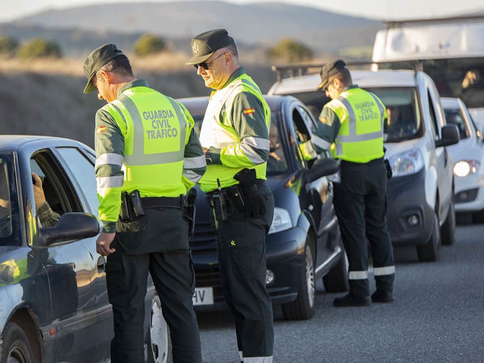 Agentes De La Guardia Civil De Trafico En Un Control Rutinario En Una Carretera De La Provincia