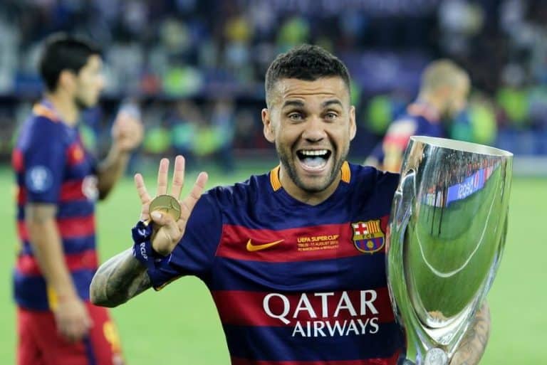 Alves dispara la afición al fútbol en la cárcel