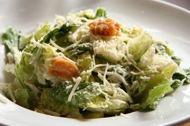 Así se hace la verdadera ensalada César con la que estrenar plato primaveral