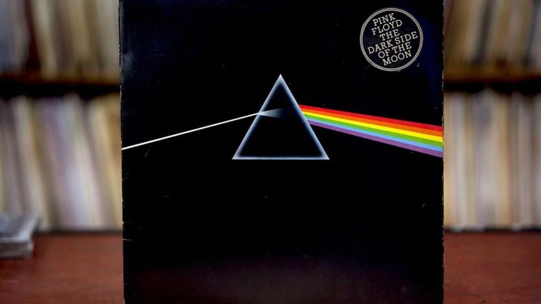 De la década de los setenta, The Dark Side Of The Moon de Pink Floyd, con más de 50 millones de copias vendidas