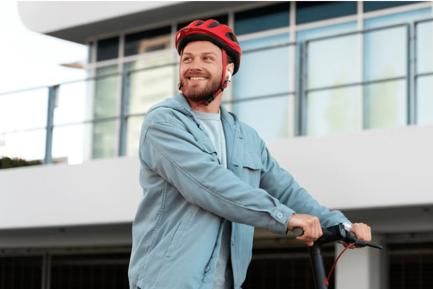 Uso De Casco Obligatorio Al Conducir Patinete Eléctrico