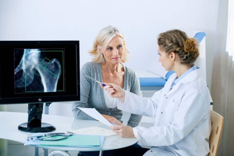 Clínicas Doctor Life explica la relación entre los estrógenos y la osteoporosis