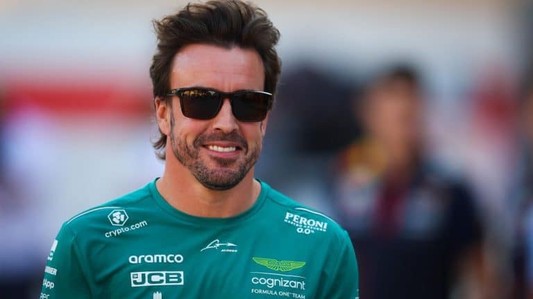 La sonrisa pícara de Fernando Alonso que apunta a mejoras en su Aston Martin 