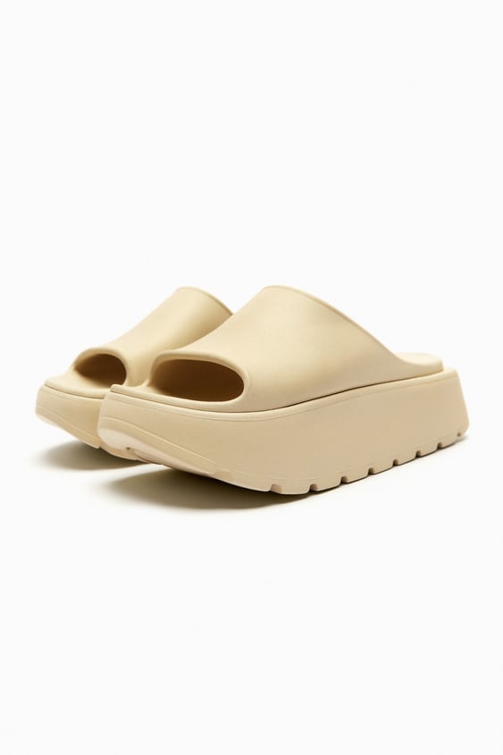 Sandalia Deportiva Engomada, Colección Zara