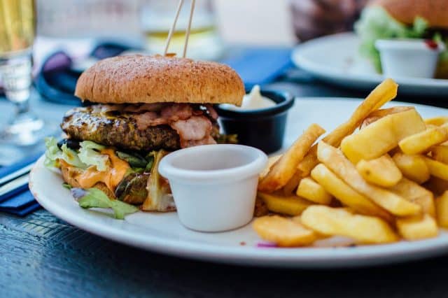 Por qué puede ser peor la comida rápida que beber alcohol 