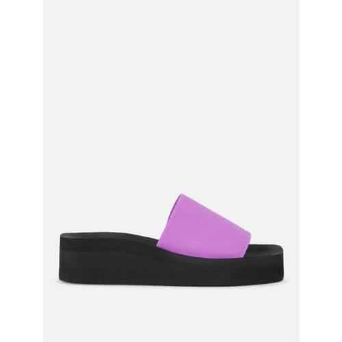 Sandalias de piel sintética con cuña