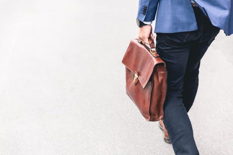 ¿Por qué es importante contratar abogados y auditores en las empresas?