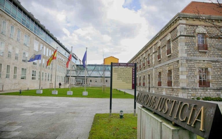 La Audiencia de Cantabria juzga este jueves al conductor de un autobús acusado de abusar de una pasajera menor de edad