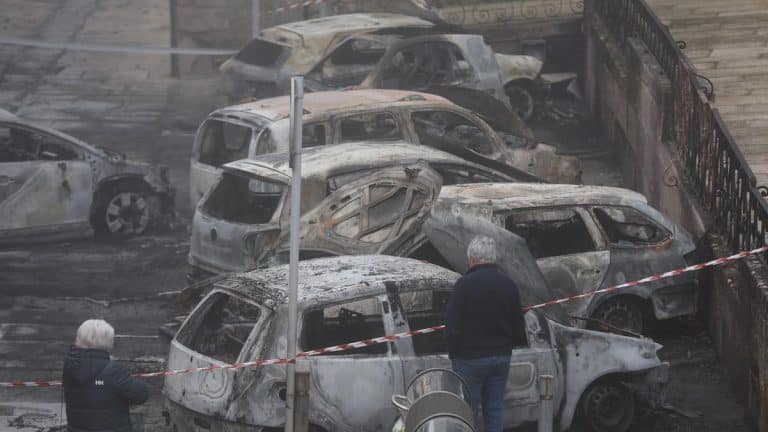 Arden 21 coches en el casco histórico de Tui (Pontevedra) tras detectarse hasta seis fuegos durante la madrugada