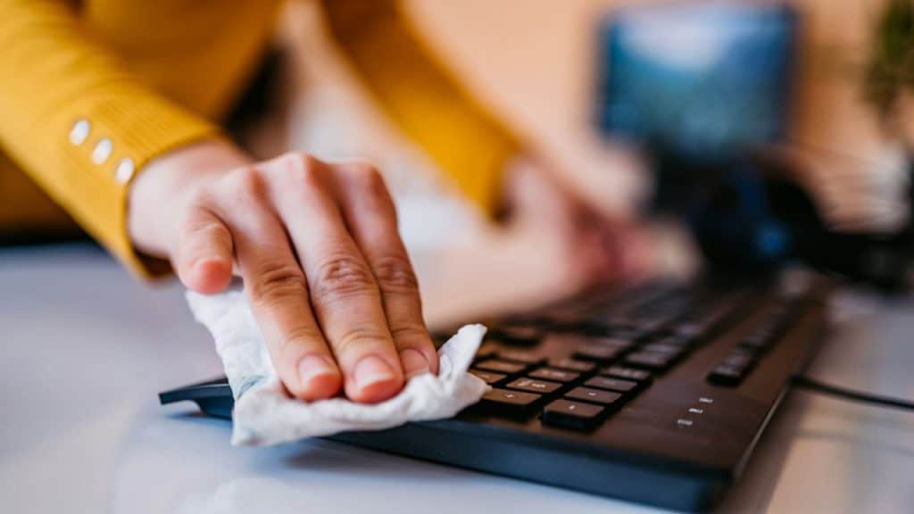 Así Puedes Limpiar El Teclado De Tu Ordenador En Cuestión De Minutos Y Sin Romperlo 91 Otras Herramientas
