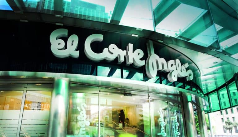 Con chal y en el tono de moda: el vestido de Green Coast que salvará todos tus eventos en El Corte Inglés