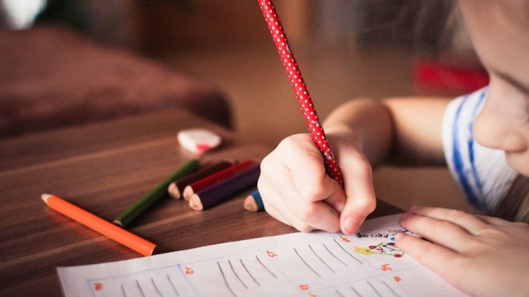 ‘Homeschooling’: la educación de los hijos en casa que avanza en España