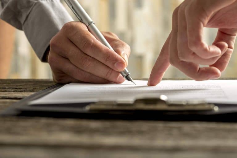 Expedición de licencias y autorizaciones para la emisión de garantías comerciales y financieras